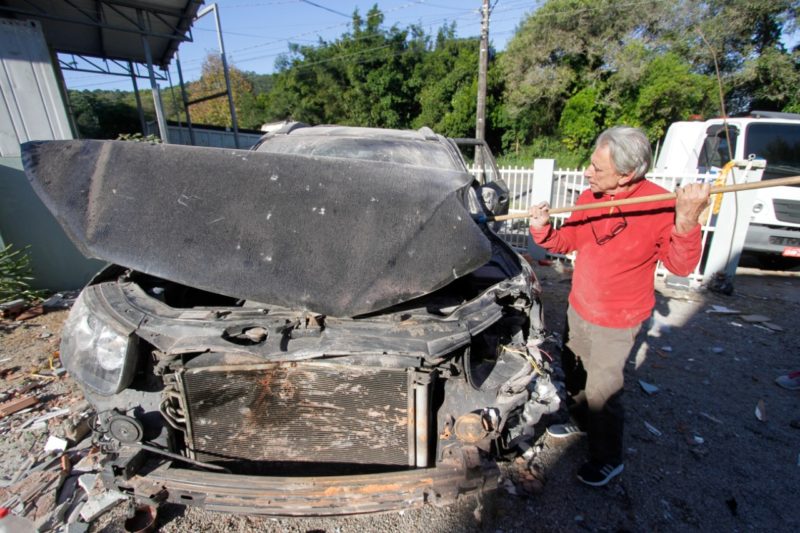 Veículo danificado pela explosão