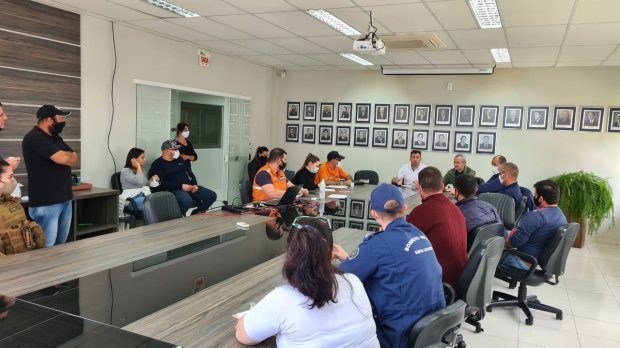 Equipes da Celesc, Casan, Defesa Civil, Polícia Militar e do Corpo de Bombeiros Militar trabalham para restabelecer os serviços &#8211; Foto: Defesa Civil de SC/Divulgação/ND