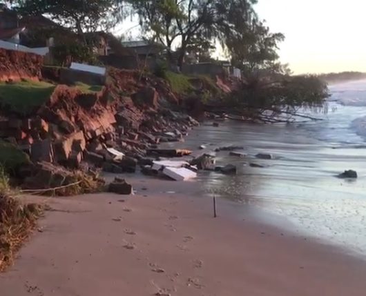 Mar&eacute; alta tem causado eros&atilde;o no Morro das Pedras – Foto: Defesa Civil/Divulga&ccedil;&atilde;o/ND