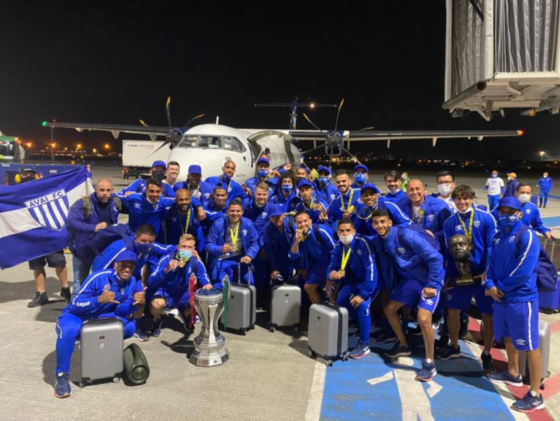 Delega&ccedil;&atilde;o do Ava&iacute; com a ta&ccedil;a de campe&atilde;o catarinense de 2021; &eacute; a primeira vez que o clube conquista o t&iacute;tulo longe de casa – Foto: Ava&iacute; FC/divulga&ccedil;&atilde;o