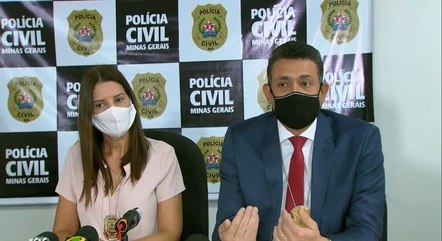 Delegados falando sobre o caso e no fundo é possível ler Polícia Civil Minas Gerais