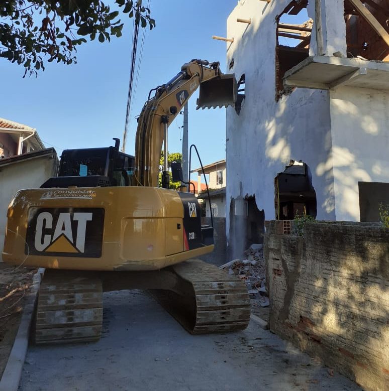 Mais uma obra irregular &eacute; demolida na regi&atilde;o do Norte da Ilha – Foto: PMF/Divulga&ccedil;&atilde;o/ND