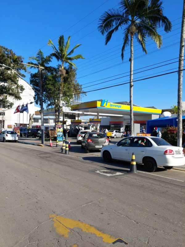 Motoristas formam fila quilométrica para aproveitar gasolina sem impostos em BC – Foto: CDL Jovem