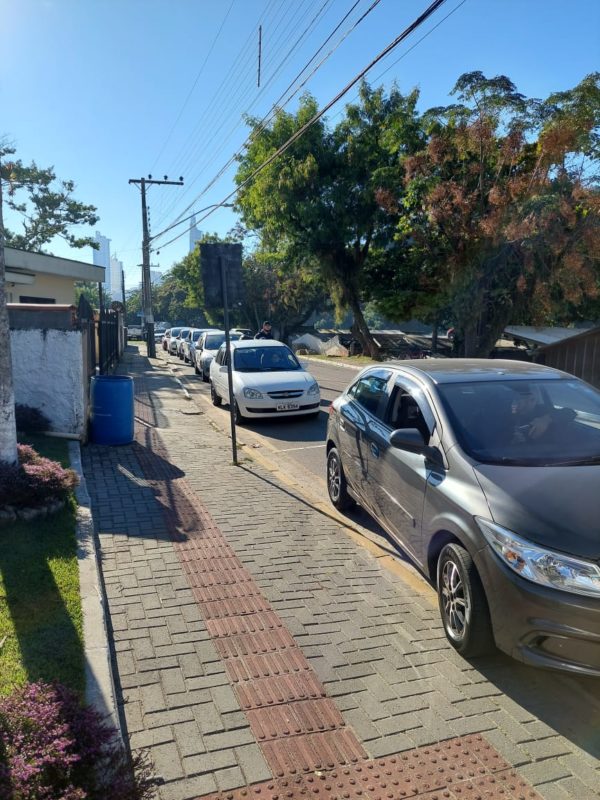 Fila chegou até a Avenida Brasil, a mais de 1 Km do posto de combustíveis – Foto: CDL Jovem