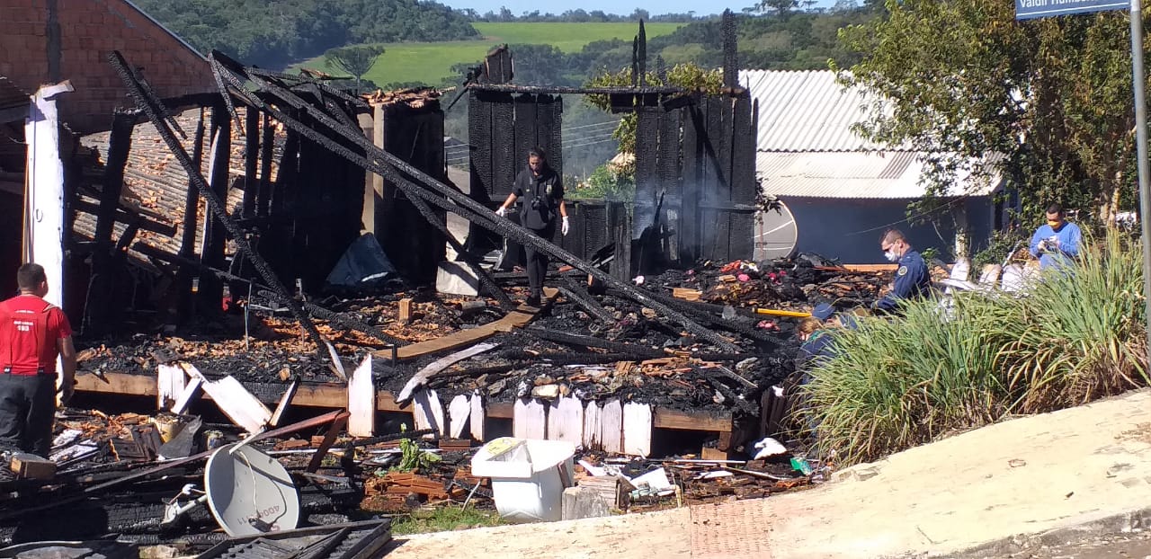 Incêndio destruiu a casa e deixou quatro pessoas mortas. - Jair Correa/NDTV Chapecó