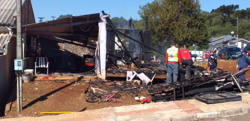 Incêndio destruiu a casa e deixou quatro pessoas mortas. – Foto: Jair Correa/NDTV Chapecó