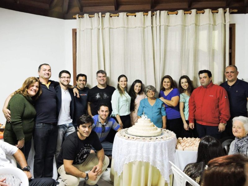 Dona Diquinha, hoje, tem 17 netos, alguns reunidos nesta foto, quando ela comemorou 90 anos – Foto: Divulgação/ND