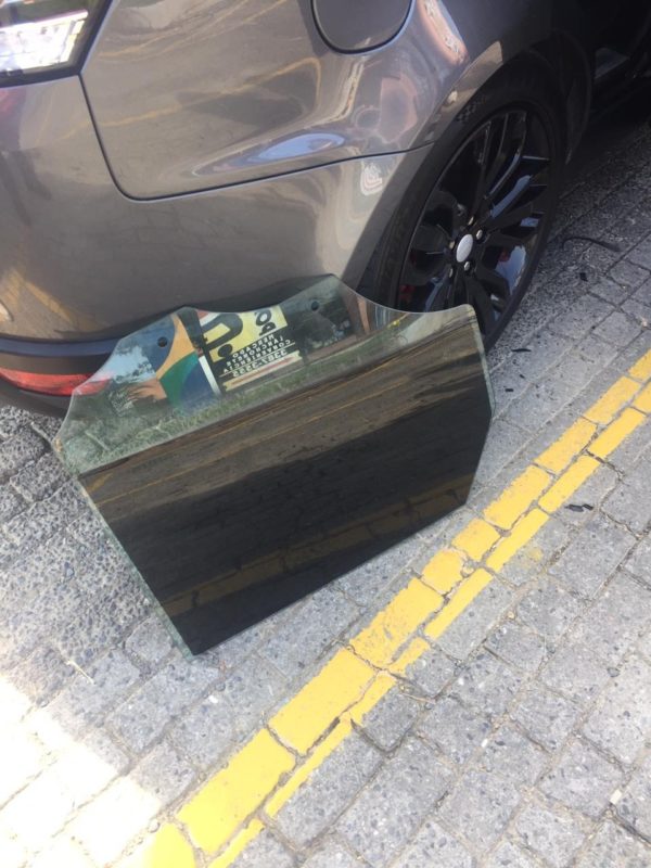 Criança ficou presa dentro de carro