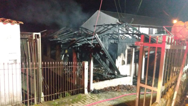 Homem al&eacute;m de agredir ex-sogra ateou fogo na casa da ex-namorada – Foto: Divulga&ccedil;&atilde;o/CBM Blumenau/ND