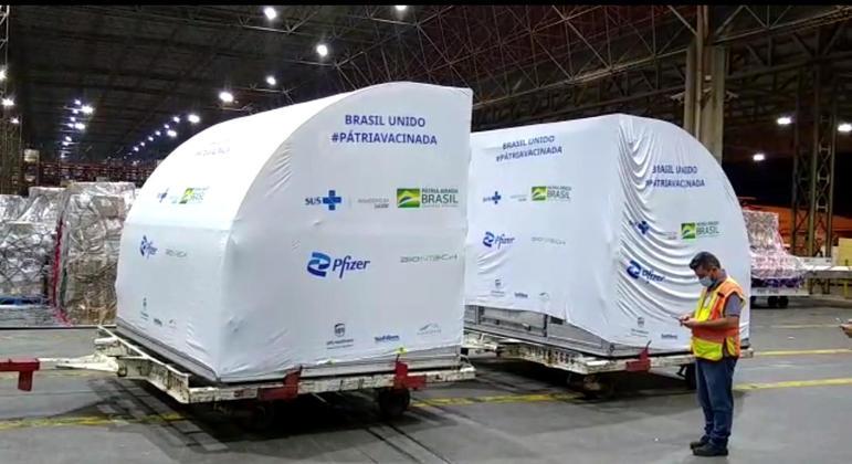 Vacinas da Pfizer estão chegando ao País em, pelo menos, dois grandes lotes; freezer para armazenar as vacinas também estão sendo distribuídos – Foto: Divulgação / Polícia Federal