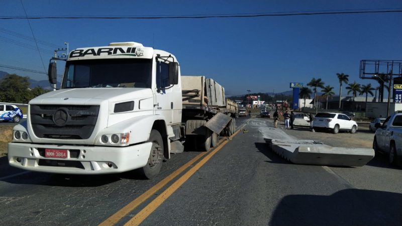 Caminh&atilde;o perdeu parte da carga e dois ve&iacute;culos colidiram com os destro&ccedil;os – Foto: Divulga&ccedil;&atilde;o/PRF/ND