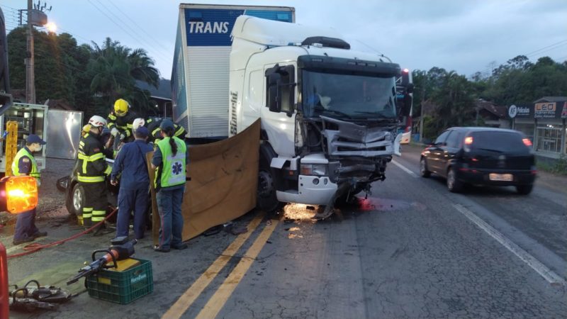 O acidente foi registrado na altura do km 61 da BR-470 no bairro Badenfurt, em Blumenau – Foto: Divulgação/PRF/ND