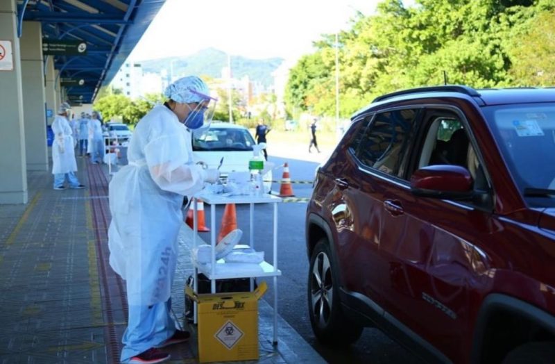 Enfermeira Milena Pereira em drive-thru da vacina contra Covid-19 em Florian&oacute;polis – Foto: PMF/Divulga&ccedil;&atilde;o/ND