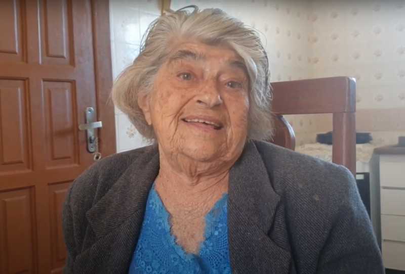 Em seu canal, Dona Diquinha conta hist&oacute;rias de sua juventude na praia da Arma&ccedil;&atilde;o do P&acirc;ntano do Sul – Foto: Reprodu&ccedil;&atilde;o/YouTube