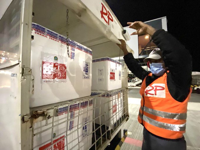Lote com mais de 300 mil doses da vacina Astrazeneca/Fiocruz deve desembarcar em Florianópolis neste domingo (20) – Foto: Secom/divulgação