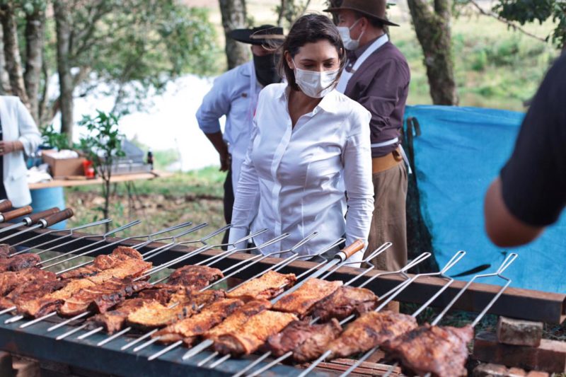Primeira-dama do Brasil ganhou duas camisas da Chapecoense – Foto: Leandro Schmidt/Prefeitura de Chapec&oacute;/ND