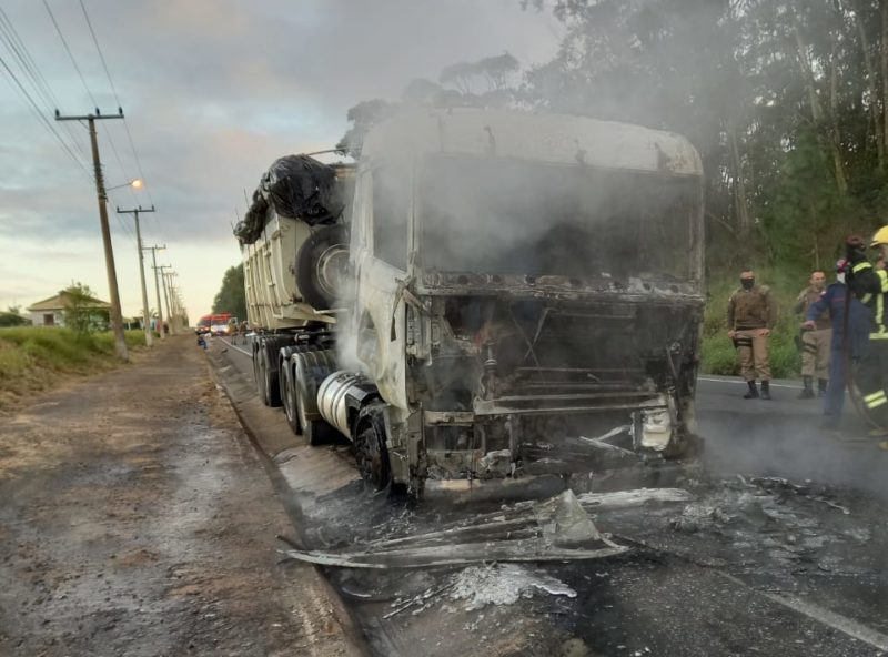 Com o impacto moto foi parar embaixo do caminh&atilde;o e pegou fogo – Foto: Divulga&ccedil;&atilde;o/Corpo de Bombeiros/ND