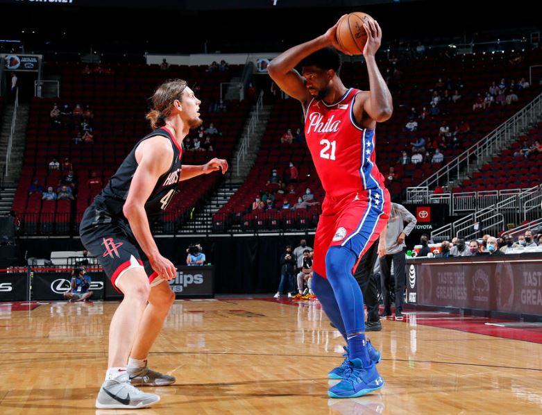 Joel Embiid &eacute; um dos finalistas do pr&ecirc;mio MVP – Foto: NBA/Divulga&ccedil;&atilde;o/ND