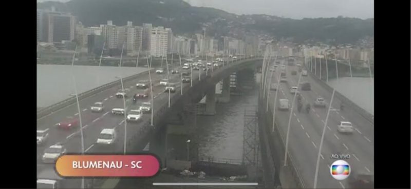 Imagem mostra as pontes Pedro Ivo Campos e Colombo Salles, acessos de Florian&oacute;polis, enquanto a legenda mostra o nome de Blumenau – Foto: Aline Teixeira Leite Camargo/ND
