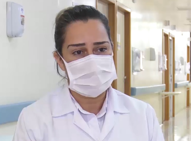 Enfermeira Sarah Lima dos Santos fala sobre os desafios no início da pandemia. – Foto: Reprodução vídeo