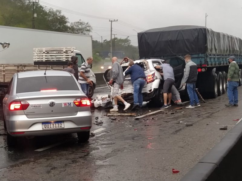 Engavetamento interdita faixa da BR-101 em Araquari – Foto: Redes sociais