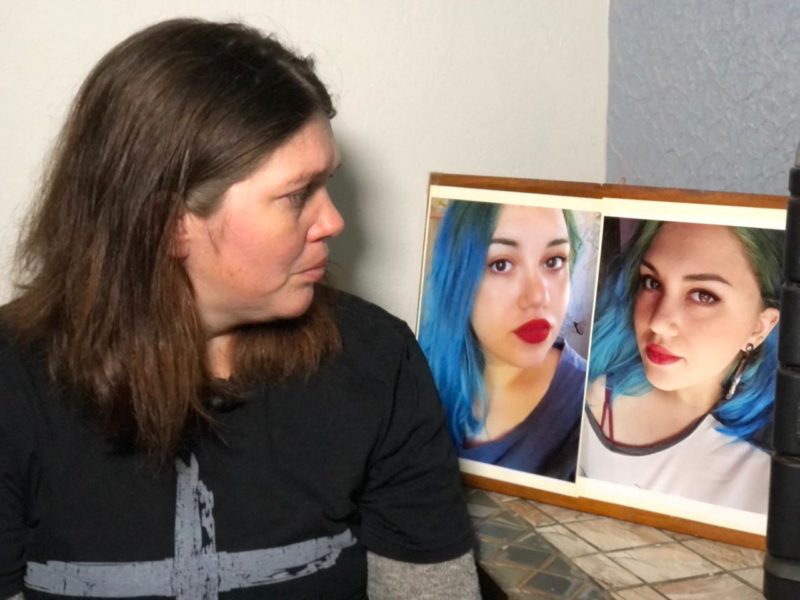 Imagens de G&eacute;ssica Dias Tizon espalhadas pela casa tentam trazer um pouco da presen&ccedil;a da jovem para a casa e aliviar a saudade que a fam&iacute;lia sente – Foto: Gabriela Milanezi/NDTV