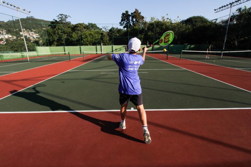 Entrar no top 10 &eacute; uma das metas de Enzo Prediger no t&ecirc;nis – Foto: Leo Munhoz/ND