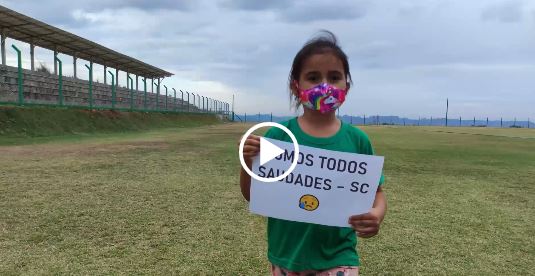 Crian&ccedil;as de 6 anos de escola de Seara prestam homenagem &agrave;s v&iacute;timas da chacina em creche de Saudades – Foto: Escola Deolindo Z&iacute;lio/Divulga&ccedil;&atilde;o ND