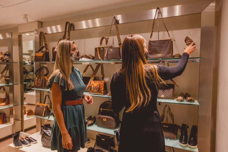 A loja Evidência Acessórios também tem muitos produtos que chegaram à loja especialmente para esta data especial, como sapatos, bolsas, colares, brincos e pulseiras – Foto: Isis Lacombe/ND