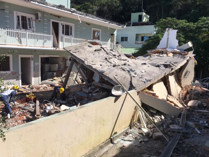 Residências ao lado também foram atingidas com a explosão