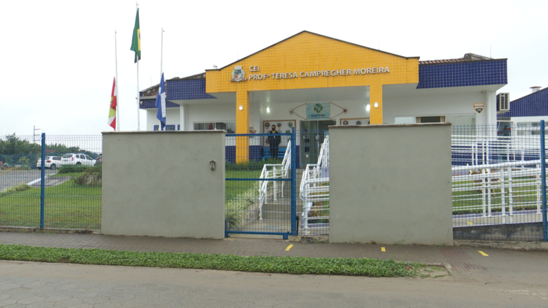 Port&otilde;es fechados e vigilantes s&atilde;o algumas das medidas adotadas na rede municipal de ensino – Foto: Adriano Mendes/NDTV