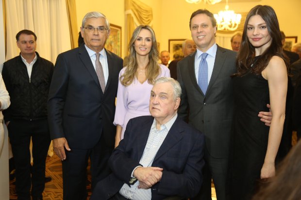 Felipe com filho Antônio recebe condecoração de Eduardo Moreira – Foto: Arquivo