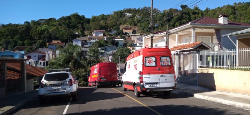 Jovem foi encontrada morta no banheiro de casa – Foto: R&aacute;dio Atual FM/Reprodu&ccedil;&atilde;o/ND