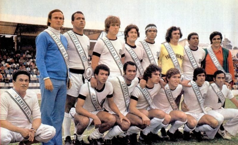 Time do Figueirense já com a faixa de campeão catarinense de 1972. Um ano após os festejos do cinquentenário do ALvinegro. Era a volta do título para a Capital após quase três décadas. Em pé: Jorge Ferreira (treinador), Moenda, Jaílson, Carlos Roberto, Adairton, Egon, Pinga e Inerê Rosa. Agachados: Castelau, Caco, Souza, Luiz Evérton, Tião Marino, Lande e Paulo Sérgio (Massagista). – Foto: Acervo Placar/ND