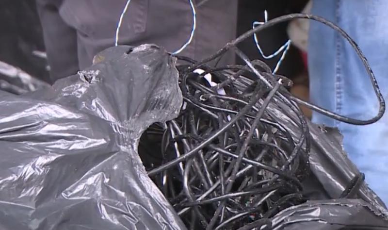 Foram apreendidos botijões de gás, fios diversos e um hidrômetro – Foto: Reprodução/NDTV RecordTV