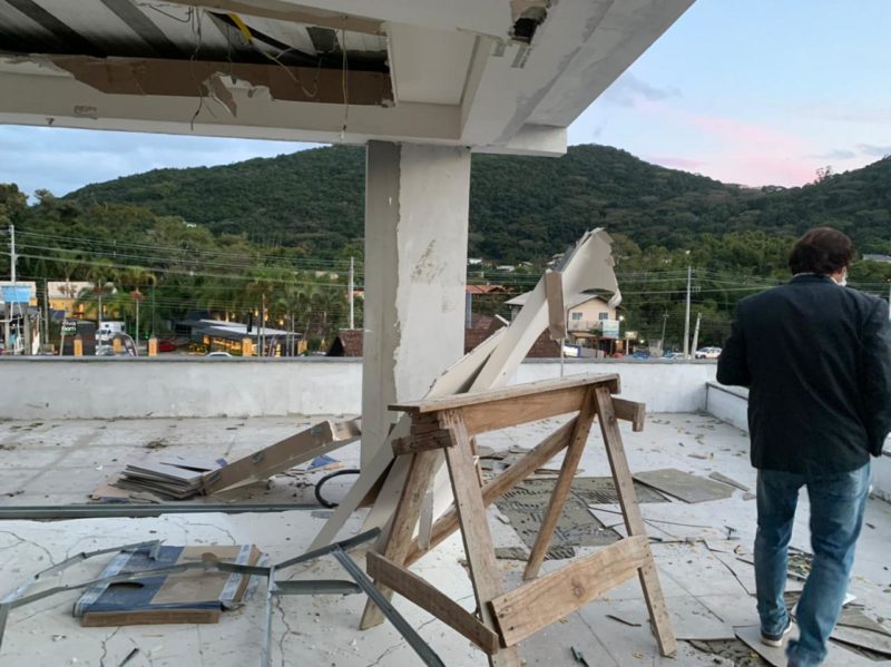 Prédio com irregularidades é parcialmente demolido em Florianópolis – Foto: SMDU/ PMF/ Divulgação/ ND
