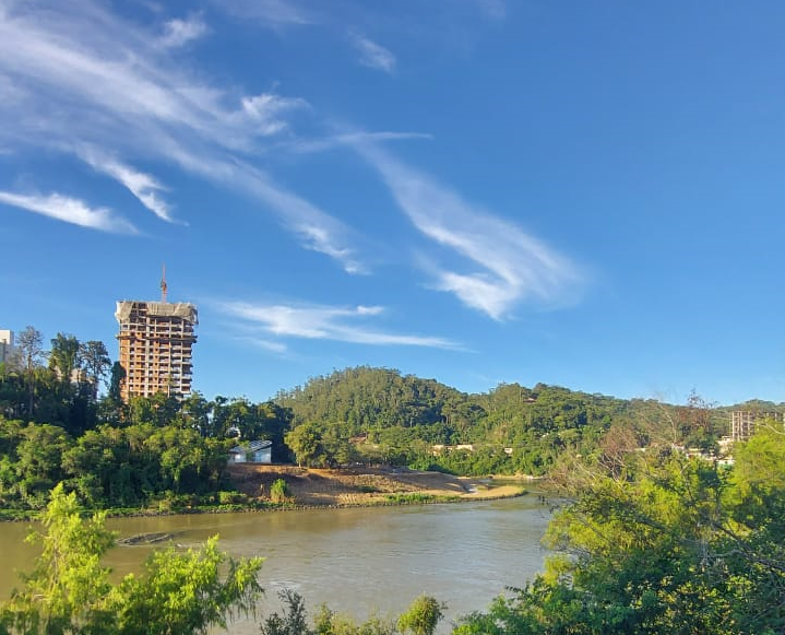 Tempo se mantém firme em Blumenau nesta sexta-feira (14) – Foto: Flávia Prata/NDTV