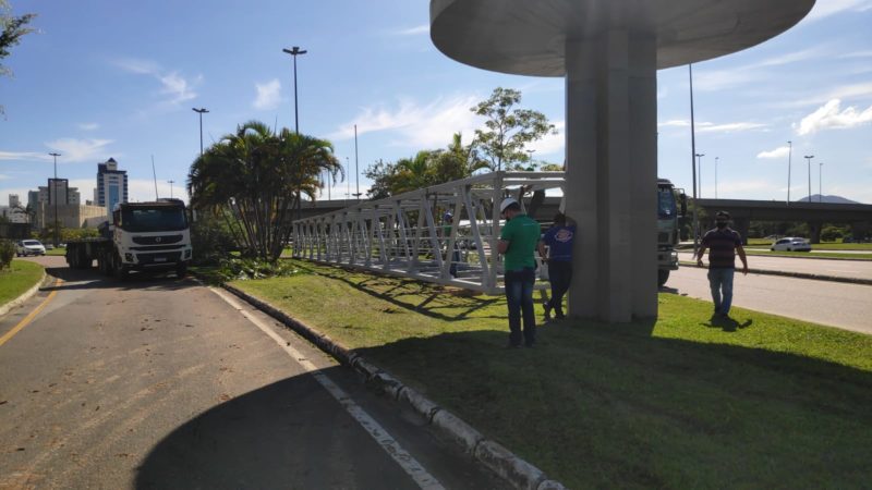 Estrutura voltou para a área da passarela, onde será reinsntalada – Foto: Divulgação/ND