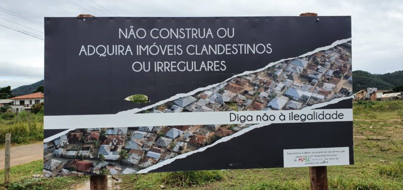 Outudoor colocado pelo investigado no Rio Vermelho, em Florianópolis – Foto: Divulgação/ND