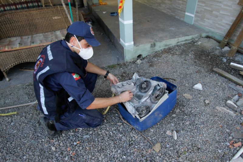 Bombeiros trabalham em im&oacute;vel que explodiu em Jurer&ecirc; – Foto: Leo Munhoz/ND