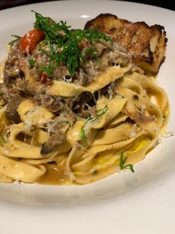 Tagliatelle ao ragu de cordeiro e cogumelos – Foto: Cantina Caprese