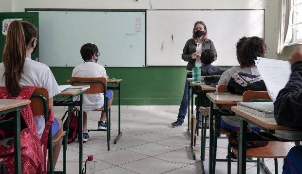 Profissionais de Educação do Estado começam a ser vacinados nesta quarta