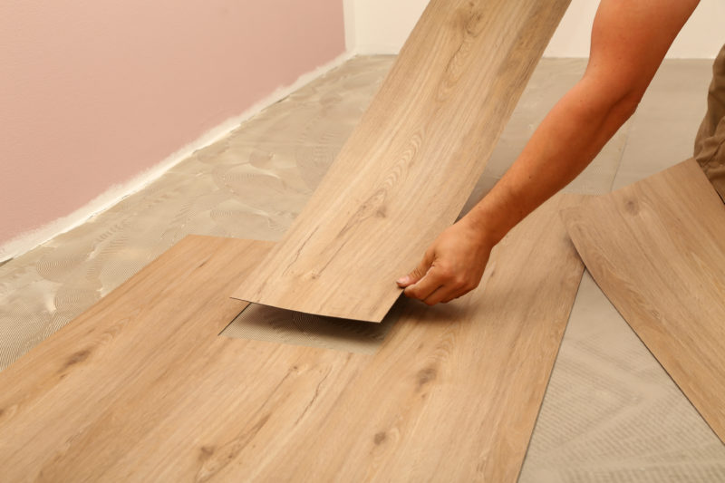<span style="font-weight: 400;">Ele abafa bem o ruído dos passos, conserva a temperatura do ambiente e costuma ser antialérgico</span> – Foto: Divulgação