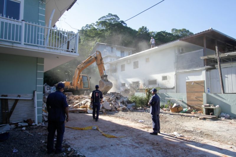 Corpo de Bombeiros realizam per&iacute;cia nos escombros de pr&eacute;dio que explodiu em Jurer&ecirc; – Foto: Leo Munhoz/ND
