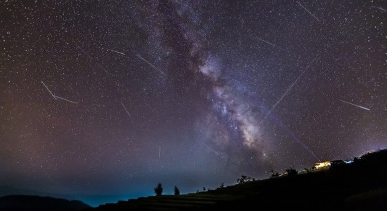 Orienta&ccedil;&atilde;o de deitar no ch&atilde;o ou usar cadeiras reclin&aacute;veis onde o c&eacute;u possa ser visto totalmente – Foto: Freepik