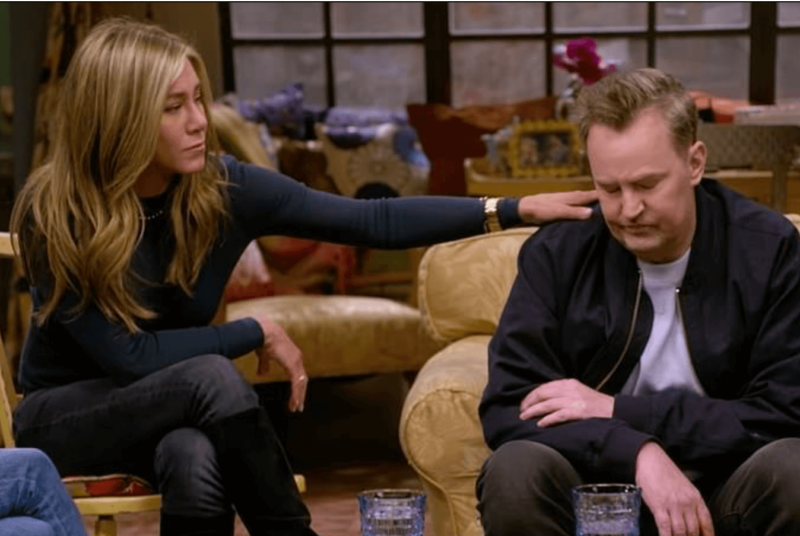 Jennifer Aniston – Rachel – consola Matthew Perry – Chandler Bing – Foto: Reprodução