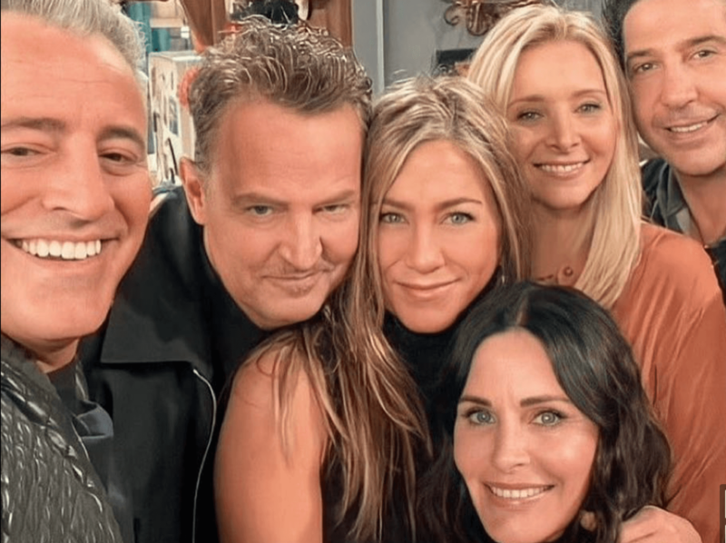 Na foto aparecem Jennifer Aniston e todos os outros personagens da série Friends reunidos