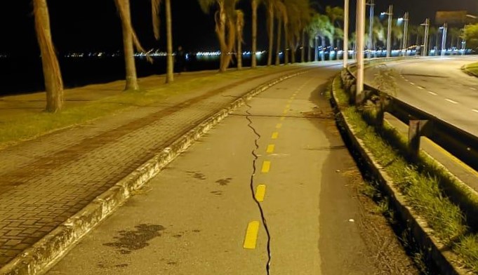 Dois homens foram flagrados furtando fiação na Beira-Mar Norte