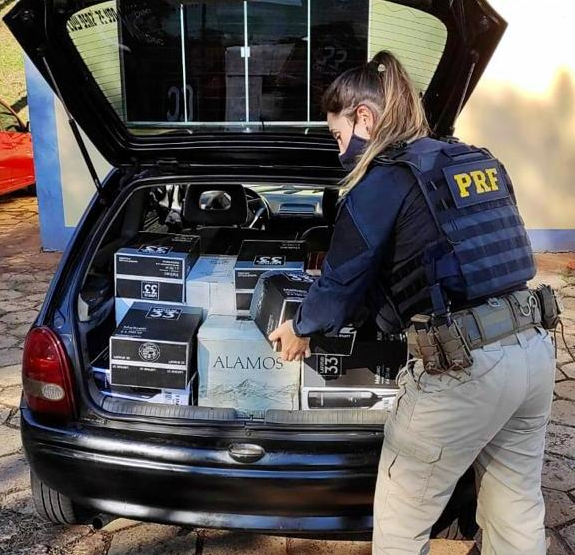 Mais de 300 garrafas de vinho sem comprova&ccedil;&atilde;o fiscal foram apreendidas pela PRF durante abordagem – Foto: PRF/Divulga&ccedil;&atilde;o/ND