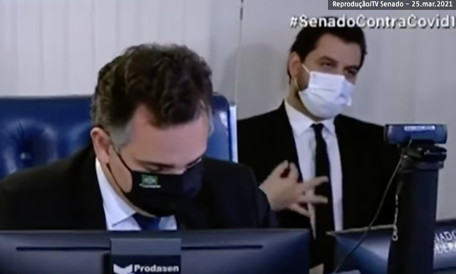Filipe Martins faz gesto racista atrás de Rodrigo Pacheco em sessão do Senado – Foto: Reprodução/TV Senado
